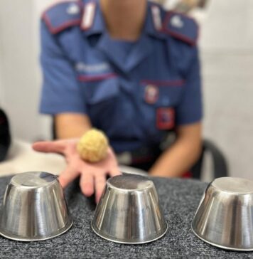Sorpresi mentre raggiravano turisti e passanti con il gioco delle tre campanelle e ruoli organizzati tra croupier, finti scommettitori e vedette: per i quattro indagati sono scattati denunce, sequestri di denaro e Daspo urbano