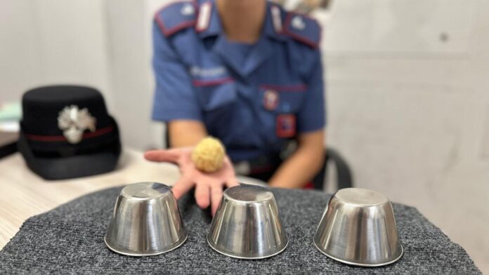 Sorpresi mentre raggiravano turisti e passanti con il gioco delle tre campanelle e ruoli organizzati tra croupier, finti scommettitori e vedette: per i quattro indagati sono scattati denunce, sequestri di denaro e Daspo urbano