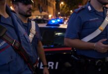 Rubano alcolici in un minimarket e minacciano i dipendenti con un vetro: due arresti in zona Nomentano Scoperti dal personale mentre rubano alcolici, i due uomini hanno reagito impugnando un'arma di fortuna per guadagnarsi la fuga: bloccati poco dopo dai militari in flagranza di reato