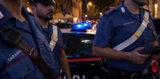 Scoperti dal personale mentre rubano alcolici, i due uomini hanno reagito impugnando un'arma di fortuna per guadagnarsi la fuga: bloccati poco dopo dai militari in flagranza di reato