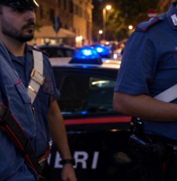 Scoperti dal personale mentre rubano alcolici, i due uomini hanno reagito impugnando un'arma di fortuna per guadagnarsi la fuga: bloccati poco dopo dai militari in flagranza di reato