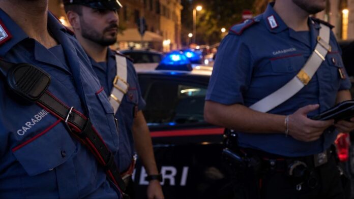 Scoperti dal personale mentre rubano alcolici, i due uomini hanno reagito impugnando un'arma di fortuna per guadagnarsi la fuga: bloccati poco dopo dai militari in flagranza di reato