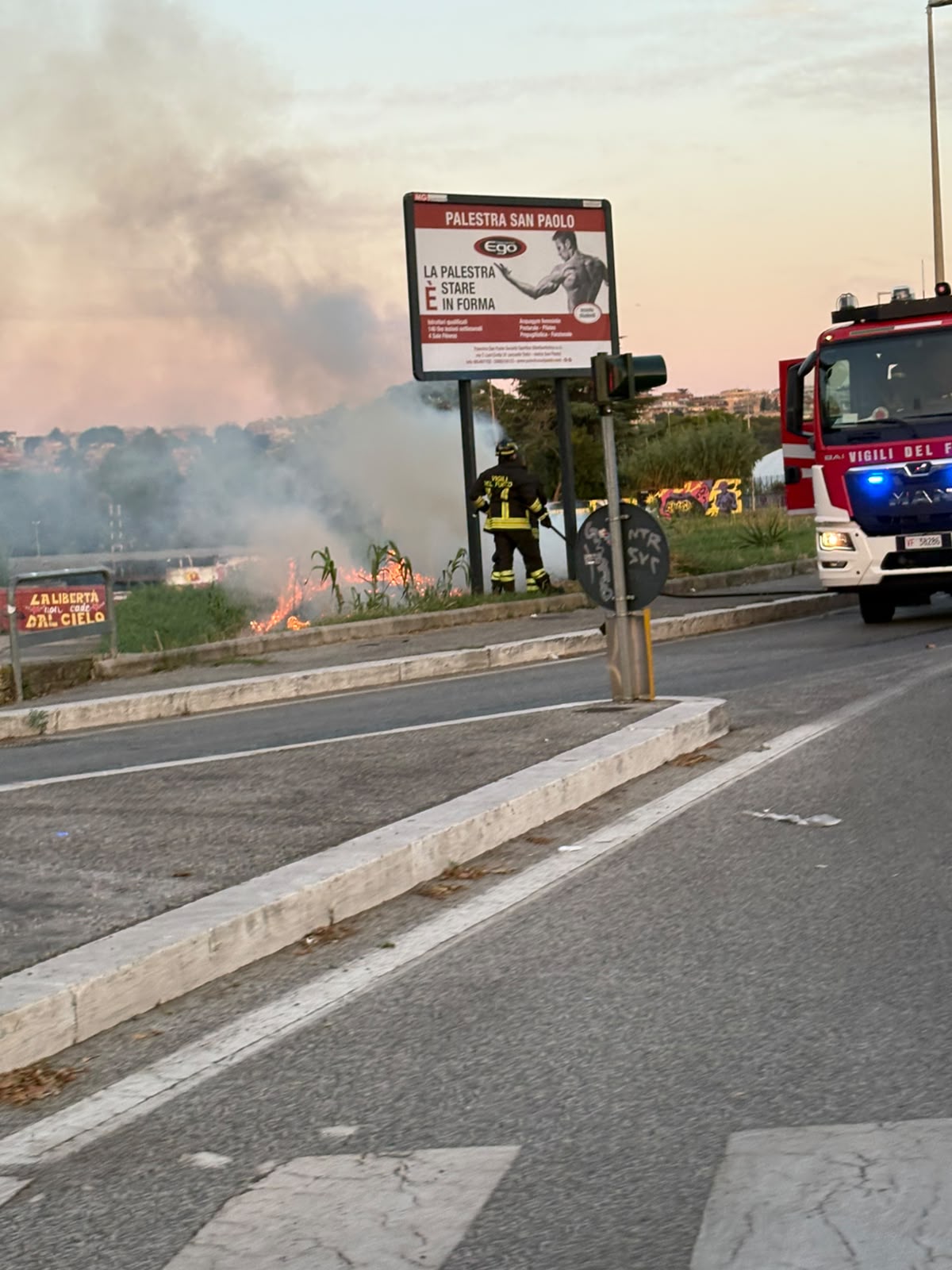 Fiamme all’ingresso del Parco Tiberis: rogo di sterpaglie all’alba. Ecoitaliasolidale: «Rischio annunciato» 1 Fiamme all’ingresso del Parco Tiberis: rogo di sterpaglie all’alba. Ecoitaliasolidale: «Rischio annunciato» 1