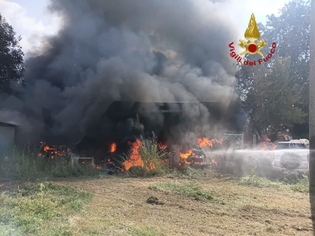 Maxi incendio in un capannone a Valmontone: in fiamme barche, camper e mezzi agricoli 1
