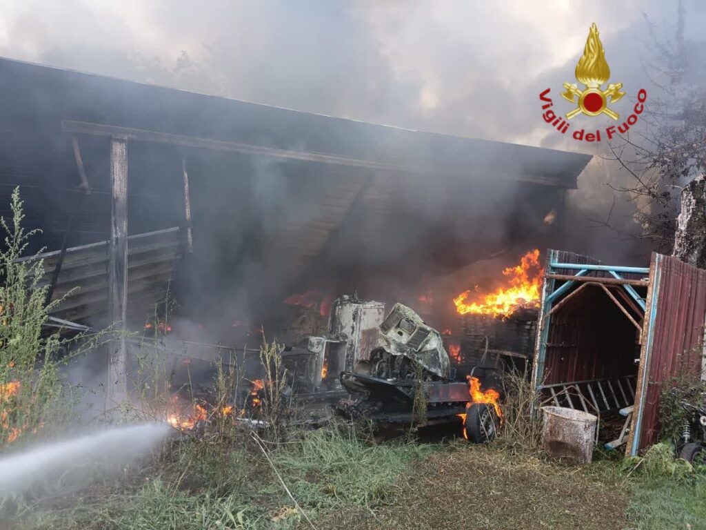 Maxi incendio in un capannone a Valmontone: in fiamme barche, camper e mezzi agricoli 2