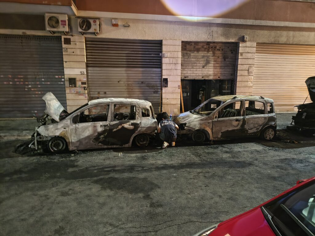 Fiamme ed esplosioni a Colli Albani: due auto distrutte, si indaga per dolo 2