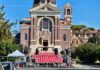 A Piazza Regina Pacis, sul litorale romano, Dance on the Stairs porta in scena diciotto scuole di danza, la celebrazione della Madonna Regina Pacis e i banchetti street food, tra spettacoli, incontri e momenti di comunità a Ostia
