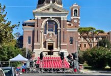 A Piazza Regina Pacis, sul litorale romano, Dance on the Stairs porta in scena diciotto scuole di danza, la celebrazione della Madonna Regina Pacis e i banchetti street food, tra spettacoli, incontri e momenti di comunità a Ostia