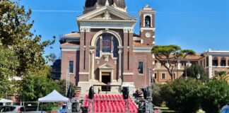 A Piazza Regina Pacis, sul litorale romano, Dance on the Stairs porta in scena diciotto scuole di danza, la celebrazione della Madonna Regina Pacis e i banchetti street food, tra spettacoli, incontri e momenti di comunità a Ostia