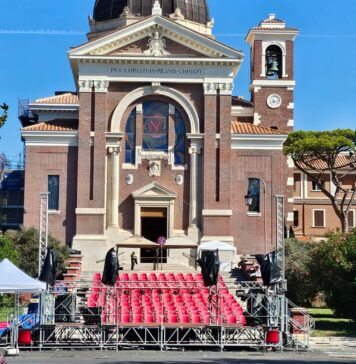 A Piazza Regina Pacis, sul litorale romano, Dance on the Stairs porta in scena diciotto scuole di danza, la celebrazione della Madonna Regina Pacis e i banchetti street food, tra spettacoli, incontri e momenti di comunità a Ostia
