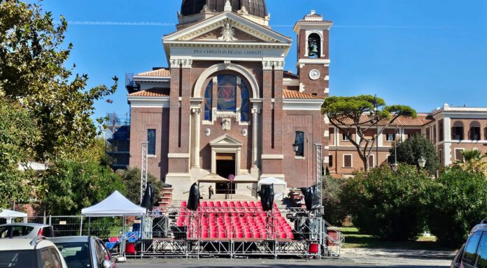 A Piazza Regina Pacis, sul litorale romano, Dance on the Stairs porta in scena diciotto scuole di danza, la celebrazione della Madonna Regina Pacis e i banchetti street food, tra spettacoli, incontri e momenti di comunità a Ostia