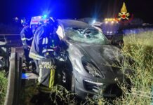 Un incidente sul Grande Raccordo Anulare, nella notte, sulla rampa in direzione Firenze: l'auto distrugge il guardrail e i Vigili del Fuoco estraggono i due giovani a bordo. I ragazzi trasportati in ospedale