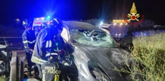 Un incidente sul Grande Raccordo Anulare, nella notte, sulla rampa in direzione Firenze: l'auto distrugge il guardrail e i Vigili del Fuoco estraggono i due giovani a bordo. I ragazzi trasportati in ospedale