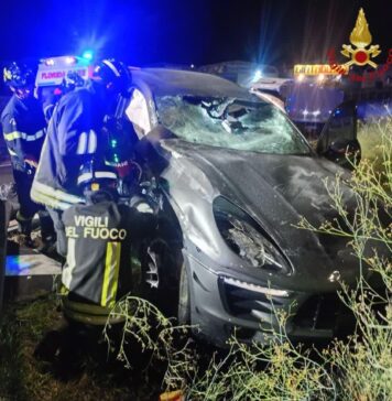 Un incidente sul Grande Raccordo Anulare, nella notte, sulla rampa in direzione Firenze: l'auto distrugge il guardrail e i Vigili del Fuoco estraggono i due giovani a bordo. I ragazzi trasportati in ospedale