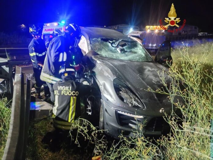 Un incidente sul Grande Raccordo Anulare, nella notte, sulla rampa in direzione Firenze: l'auto distrugge il guardrail e i Vigili del Fuoco estraggono i due giovani a bordo. I ragazzi trasportati in ospedale
