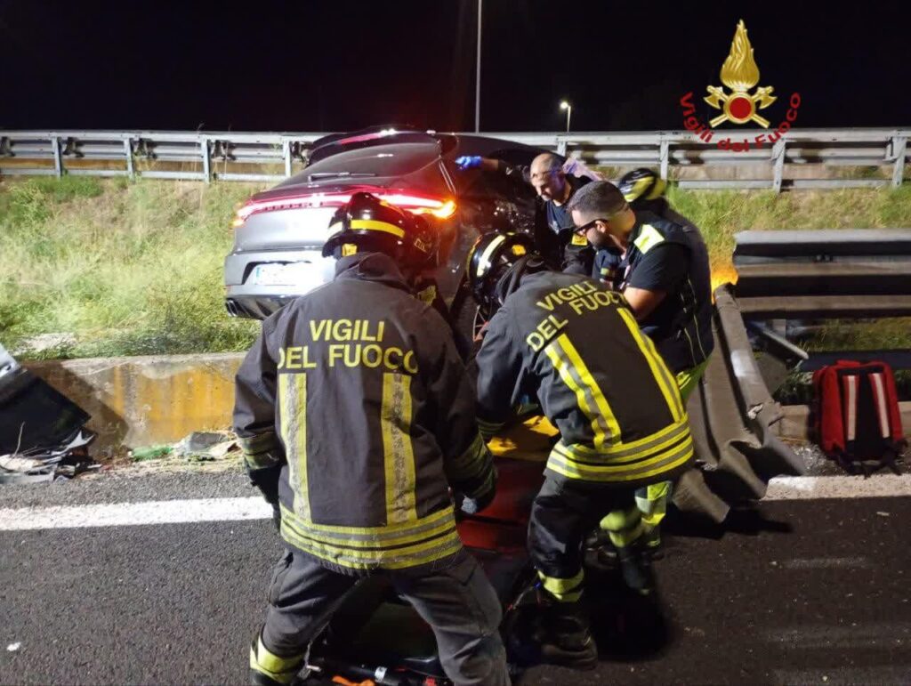 Un incidente sul Grande Raccordo Anulare, nella notte, sulla rampa in direzione Firenze: l'auto distrugge il guardrail e i Vigili del Fuoco estraggono i due giovani a bordo. I ragazzi trasportati in ospedale