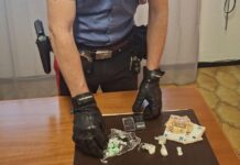 Il controllo dei Carabinieri a Tor San Lorenzo si è trasformato in un'operazione antidroga: nell'abitacolo c'erano dosi di crack già pronte, un bilancino e 150 euro