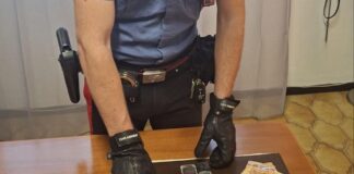 Il controllo dei Carabinieri a Tor San Lorenzo si è trasformato in un'operazione antidroga: nell'abitacolo c'erano dosi di crack già pronte, un bilancino e 150 euro