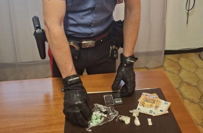 Il controllo dei Carabinieri a Tor San Lorenzo si è trasformato in un'operazione antidroga: nell'abitacolo c'erano dosi di crack già pronte, un bilancino e 150 euro