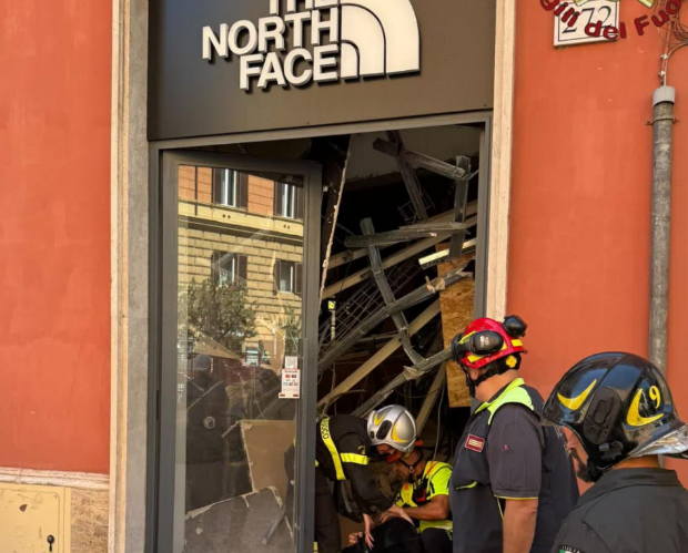 Crollo da The North Face in via Cola di Rienzo, a Roma: «Salvi per un miracolo, spostati venti secondi prima» 1 Crollo da The North Face in via Cola di Rienzo, a Roma: «Salvi per un miracolo, spostati venti secondi prima» 1