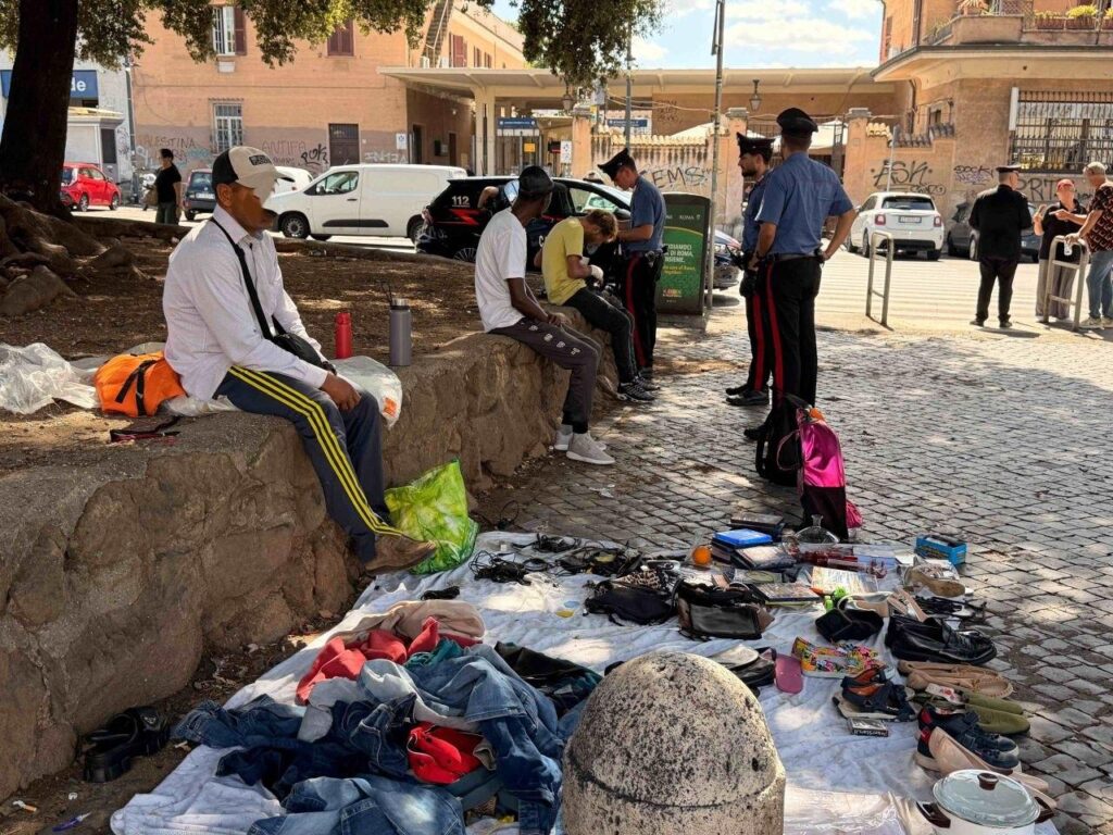 Piazza pulita davanti alla Piramide: sgomberato dai carabinieri il mercatino abusivo 1