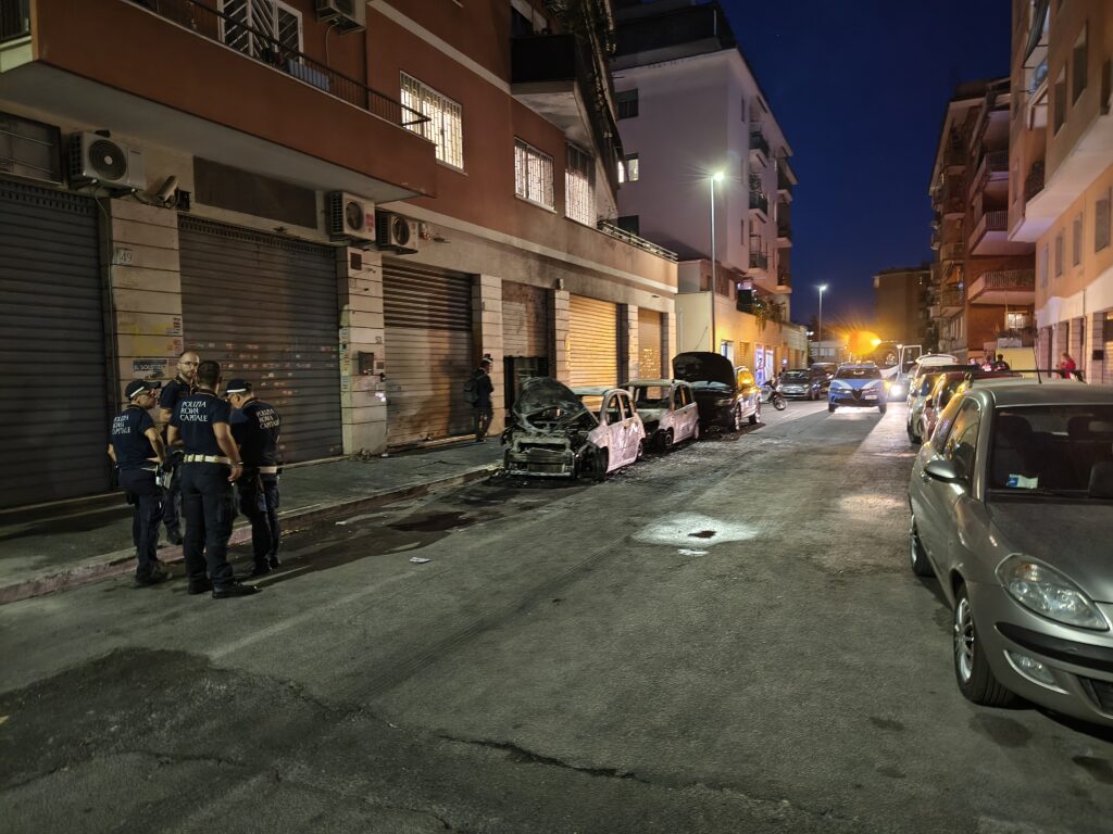 Fiamme ed esplosioni a Colli Albani: due auto distrutte, si indaga per dolo 1
