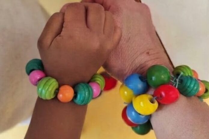 Il piccolo, nato ad agosto a Lecce, lotta in un ospedale di Roma tra interventi chirurgici e un trapianto: i genitori sono soli, e la comunità di Falasche si mobilita per sostenerli 