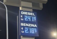 Prezzo benzina e gasolio oggi: diesel da record oltre 2,34 euro, in arrivo l’aumento delle accise