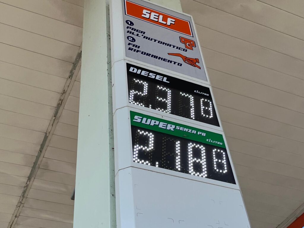 Carburanti, Eni fissa il tetto ai prezzi: benzina a 1,99 euro e diesel a 2,19: da quando 1