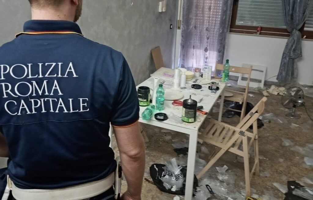 Droga nella casa Ater di un defunto: a San Basilio scoperto laboratorio con oltre 1 kg tra cocaina e crack 1