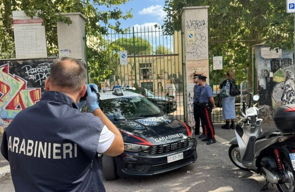 Studente di 13 anni accoltella la professoressa in classe a Roma 1