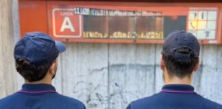 Lo zaino come schermo, il complice per distrarre: i furti in metro e in centro a Roma