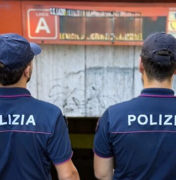 Lo zaino come schermo, il complice per distrarre: i furti in metro e in centro a Roma