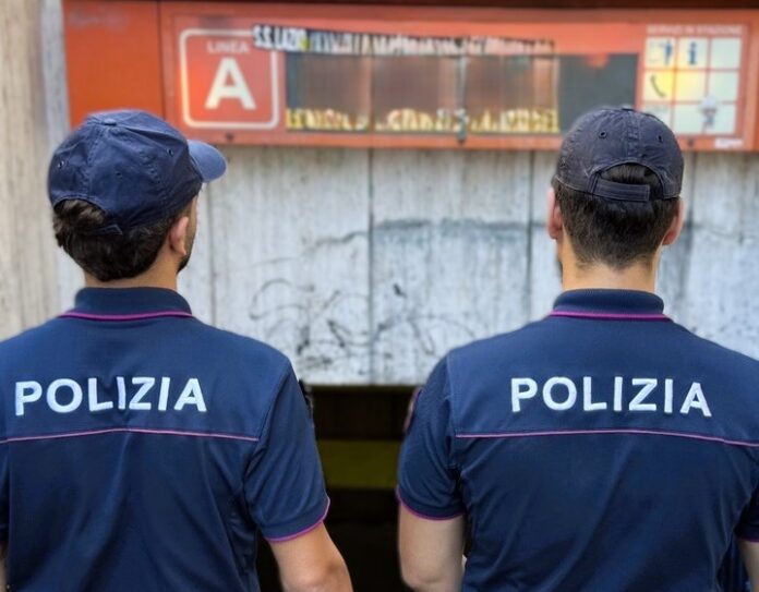 Lo zaino come schermo, il complice per distrarre: i furti in metro e in centro a Roma