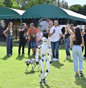 All'evento "Insieme senza barriere" del Dog Village di Ostia presentato il progetto di pet therapy: cani, droni, sport inclusivo e corsi di ristorazione per l'inserimento lavorativo.