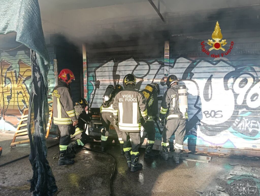 Incendio al mercato del Tuscolano: vigili del fuoco al lavoro in via Albano 1
