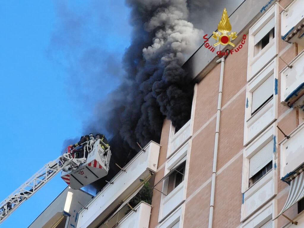 Incendio in un appartamento all'ottavo piano a Colli Aniene, c'è un disperso (VIDEO) 1