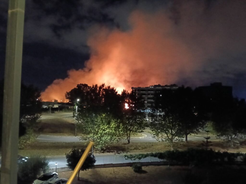 Notte di fuoco a Dragoncello: fiamme alte tra le case (VIDEO) 2