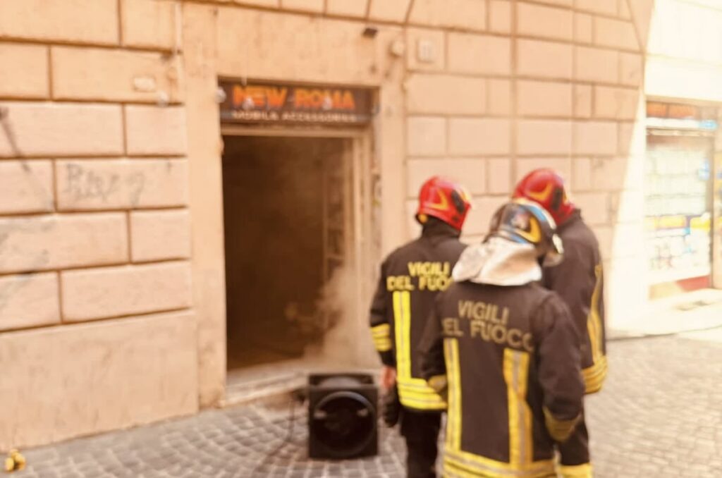 Incendio nel negozio di telefonia all’Esquilino: bruciano le batterie nei sotterranei, evacuato l’intero stabile 1 Incendio nel negozio di telefonia all’Esquilino: bruciano le batterie nei sotterranei, evacuato l’intero stabile 1
