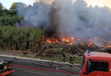 Incendio in via Isacco Newton, avvertite anche due esplosioni