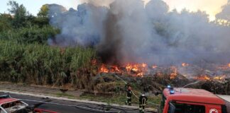Incendio in via Isacco Newton, avvertite anche due esplosioni