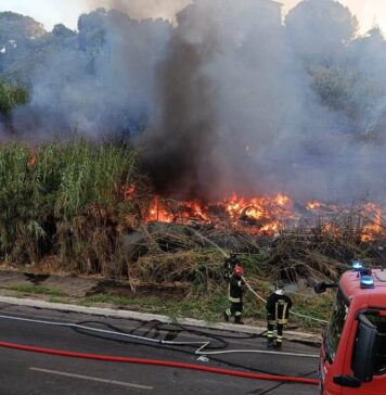 Incendio in via Isacco Newton, avvertite anche due esplosioni