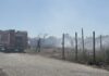 Nuova emergenza per l'incendio a Fiumicino tra via Passo Buole e via Argenton: l'intervento dei soccorritori per mettere in sicurezza l'area e assistere le persone allontanate a scopo precauzionale