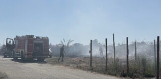 Nuova emergenza per l'incendio a Fiumicino tra via Passo Buole e via Argenton: l'intervento dei soccorritori per mettere in sicurezza l'area e assistere le persone allontanate a scopo precauzionale
