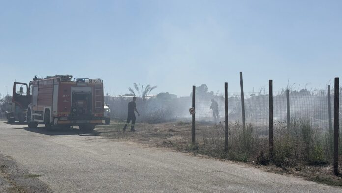Nuova emergenza per l'incendio a Fiumicino tra via Passo Buole e via Argenton: l'intervento dei soccorritori per mettere in sicurezza l'area e assistere le persone allontanate a scopo precauzionale