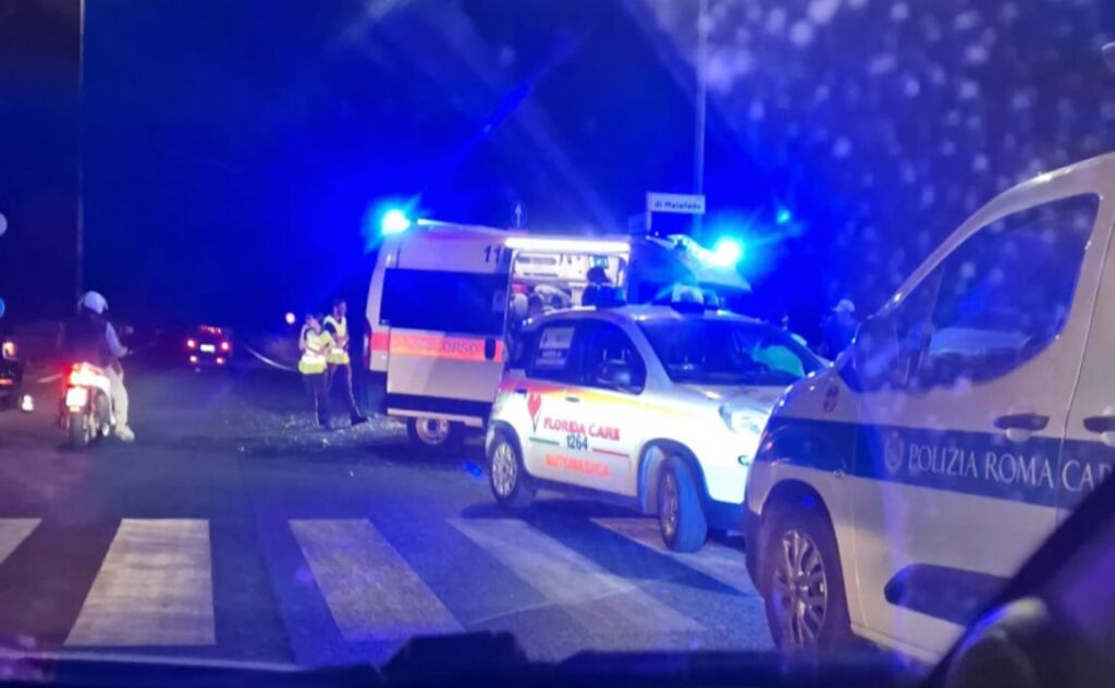 Grave incidente nella notte sulla Cristoforo Colombo: coinvolte 5 auto, quattro feriti 1 Grave incidente nella notte sulla Cristoforo Colombo: coinvolte 5 auto, quattro feriti 1