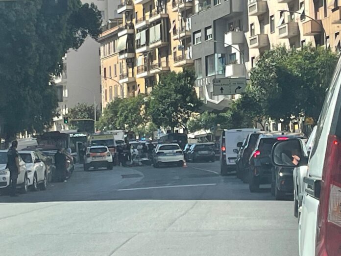 Scontro frontale tra due scooter: traffico paralizzato a San Giovanni