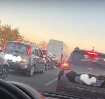 Incidente sulla via Pontina: auto finisce fuori strada, coda chilometrica Home 2