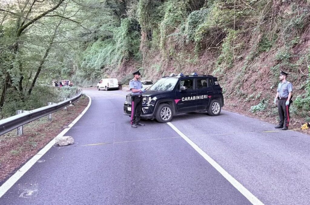 Va al funerale della madre, masso si stacca e travolge l'auto: morta negoziante di Ostia 2
