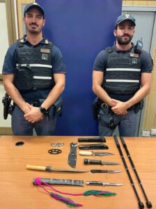Semina il panico nel negozio e minaccia un cliente con un coltello alla gola: 41enne arrestato alla Montagnola 1